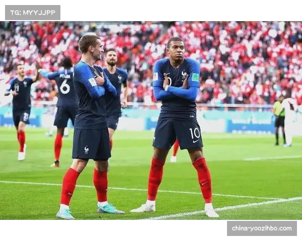 巴黎圣日耳曼前场三叉戟配合模式：姆巴佩回撤接应与边锋穿插时机